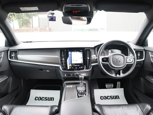 Ｖ９０ Ｔ６　ＡＷＤ　Ｒデザイン　Ｒデザイン専用／カーボンファイバーインテリアパネル・本革巻きステアリング・本革シート　ポールスターソフトウェア　３６０°ビューカメラ　パワーテールゲート　リアエアコン　ドライブレコーダー　禁煙車（4枚目）