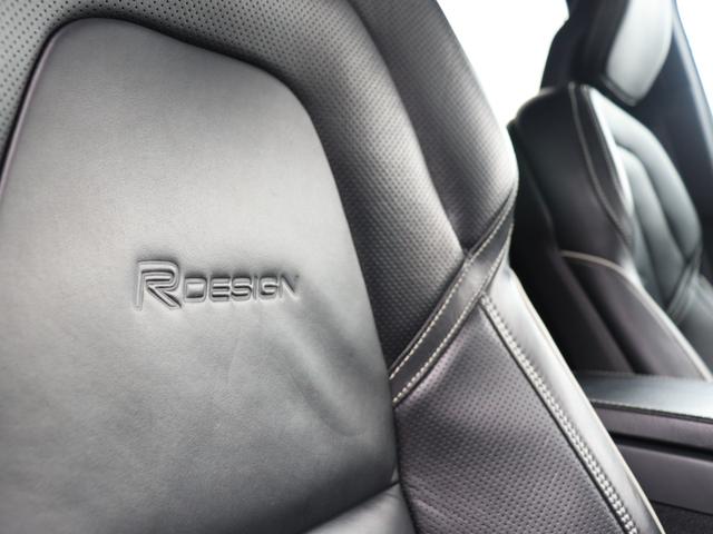 Ｖ９０ Ｔ６　ＡＷＤ　Ｒデザイン　Ｒデザイン専用／カーボンファイバーインテリアパネル・本革巻きステアリング・本革シート　ポールスターソフトウェア　３６０°ビューカメラ　パワーテールゲート　リアエアコン　ドライブレコーダー　禁煙車（29枚目）