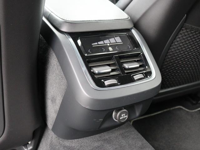 Ｖ９０ Ｔ６　ＡＷＤ　Ｒデザイン　Ｒデザイン専用／カーボンファイバーインテリアパネル・本革巻きステアリング・本革シート　ポールスターソフトウェア　３６０°ビューカメラ　パワーテールゲート　リアエアコン　ドライブレコーダー　禁煙車（38枚目）