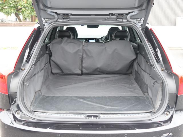 Ｖ９０ Ｔ６　ＡＷＤ　Ｒデザイン　Ｒデザイン専用／カーボンファイバーインテリアパネル・本革巻きステアリング・本革シート　ポールスターソフトウェア　３６０°ビューカメラ　パワーテールゲート　リアエアコン　ドライブレコーダー　禁煙車（39枚目）