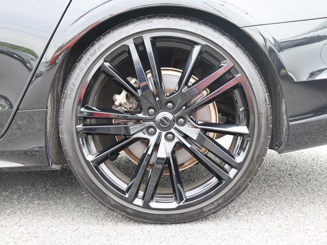 Ｖ９０ Ｔ６　ＡＷＤ　Ｒデザイン　Ｒデザイン専用／カーボンファイバーインテリアパネル・本革巻きステアリング・本革シート　ポールスターソフトウェア　３６０°ビューカメラ　パワーテールゲート　リアエアコン　ドライブレコーダー　禁煙車（52枚目）
