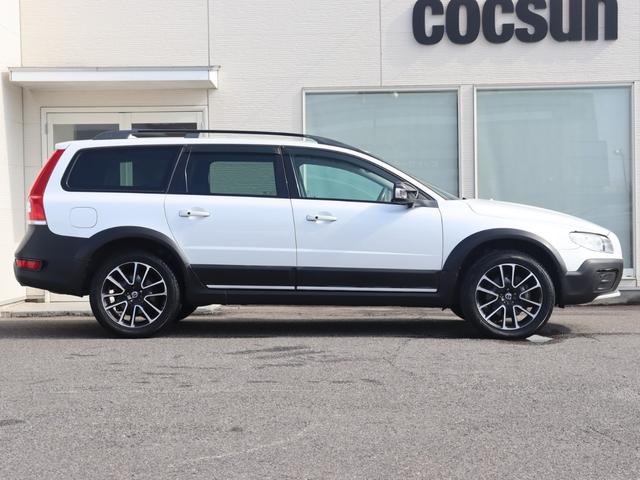 XC70 T5 ダイナミックエディション 国内100台限定車 専用グロッシーブラック仕上げフロント/リアバンパートリム ドアミラーカバー ルーフレール 18インチアルミホイール“Freja” スポーツ・サスペンション 本革スポーツシート 禁煙(7枚目)