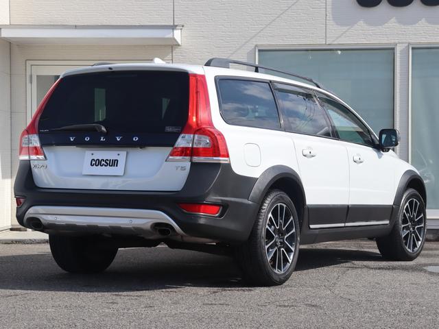 XC70 T5 ダイナミックエディション 国内100台限定車 専用グロッシーブラック仕上げフロント/リアバンパートリム ドアミラーカバー ルーフレール 18インチアルミホイール“Freja” スポーツ・サスペンション 本革スポーツシート 禁煙(8枚目)