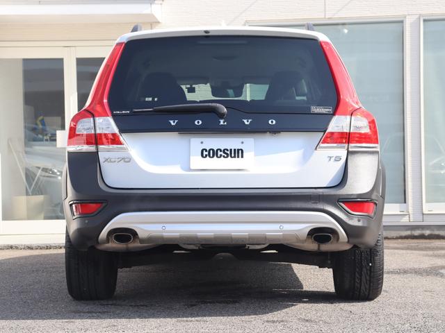 XC70 T5 ダイナミックエディション 国内100台限定車 専用グロッシーブラック仕上げフロント/リアバンパートリム ドアミラーカバー ルーフレール 18インチアルミホイール“Freja” スポーツ・サスペンション 本革スポーツシート 禁煙(9枚目)