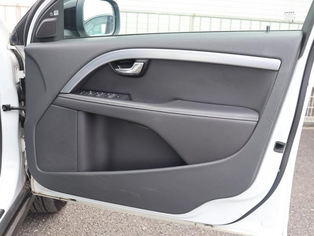 XC70 T5 ダイナミックエディション 国内100台限定車 専用グロッシーブラック仕上げフロント/リアバンパートリム ドアミラーカバー ルーフレール 18インチアルミホイール“Freja” スポーツ・サスペンション 本革スポーツシート 禁煙(26枚目)