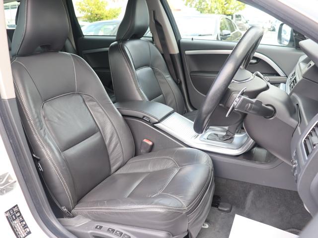 XC70 T5 ダイナミックエディション 国内100台限定車 専用グロッシーブラック仕上げフロント/リアバンパートリム ドアミラーカバー ルーフレール 18インチアルミホイール“Freja” スポーツ・サスペンション 本革スポーツシート 禁煙(29枚目)