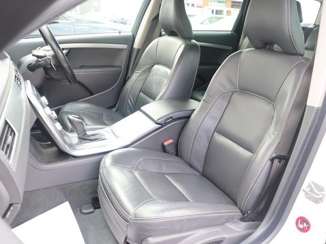 XC70 T5 ダイナミックエディション 国内100台限定車 専用グロッシーブラック仕上げフロント/リアバンパートリム ドアミラーカバー ルーフレール 18インチアルミホイール“Freja” スポーツ・サスペンション 本革スポーツシート 禁煙(31枚目)