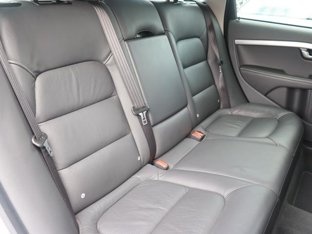 XC70 T5 ダイナミックエディション 国内100台限定車 専用グロッシーブラック仕上げフロント/リアバンパートリム ドアミラーカバー ルーフレール 18インチアルミホイール“Freja” スポーツ・サスペンション 本革スポーツシート 禁煙(33枚目)