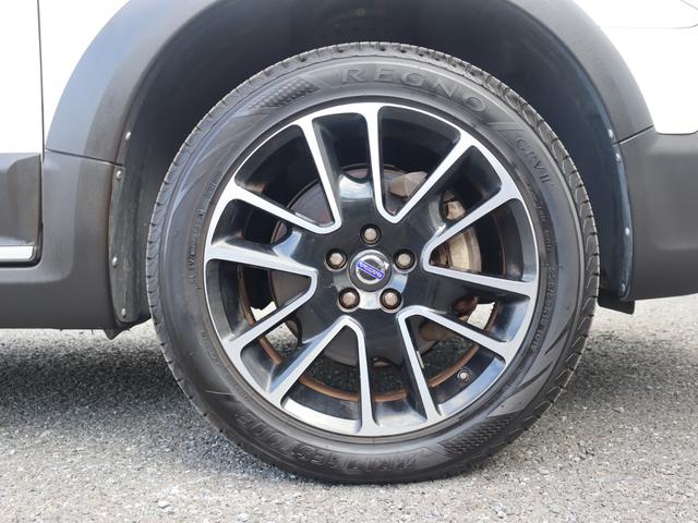 XC70 T5 ダイナミックエディション 国内100台限定車 専用グロッシーブラック仕上げフロント/リアバンパートリム ドアミラーカバー ルーフレール 18インチアルミホイール“Freja” スポーツ・サスペンション 本革スポーツシート 禁煙(48枚目)