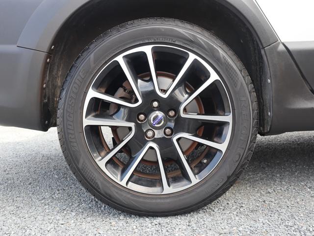 XC70 T5 ダイナミックエディション 国内100台限定車 専用グロッシーブラック仕上げフロント/リアバンパートリム ドアミラーカバー ルーフレール 18インチアルミホイール“Freja” スポーツ・サスペンション 本革スポーツシート 禁煙(49枚目)