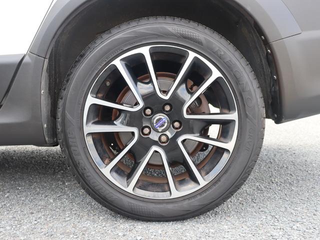 XC70 T5 ダイナミックエディション 国内100台限定車 専用グロッシーブラック仕上げフロント/リアバンパートリム ドアミラーカバー ルーフレール 18インチアルミホイール“Freja” スポーツ・サスペンション 本革スポーツシート 禁煙(50枚目)
