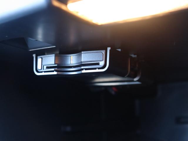 北名古屋店、土浦店は指定整備工場を所有。野田店、横浜店には認証整備工場を所有しています。それぞれの拠点に整備リフトやテスター等の設備機器を完備しています。