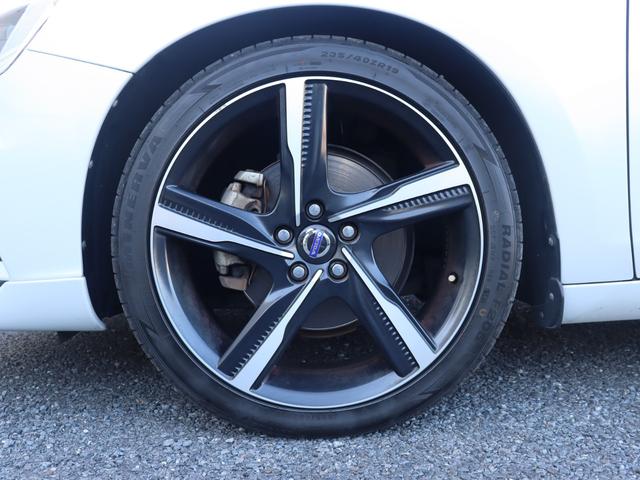 【最大９１項目の点検整備】ボルボに精通した整備士が、車両の状態について最大９１項目に及ぶチェック基準で厳密な点検整備を実施します。納車時には点検整備内容を記録した点検整備記録簿をお渡しします。