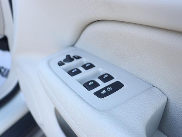 【最大９１項目の点検整備】ボルボに精通した整備士が、車両の状態について最大９１項目に及ぶチェック基準で厳密な点検整備を実施します。納車時には点検整備内容を記録した点検整備記録簿をお渡しします。