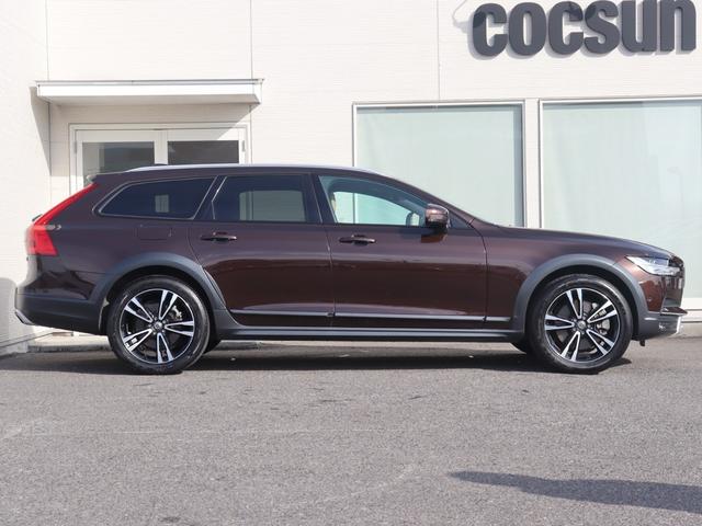 Ｖ９０ クロスカントリー　Ｔ５　ＡＷＤ　サマム　１９インチアルミホイール　パーフォレーテッドファインナッパレザー　マッサージ機能　シートヒーター　シートベンチレーション　リアエアコン　ナビゲーション　３６０°ビューカメラ　ドライブレコーダー　禁煙車（7枚目）