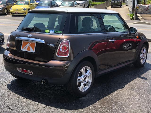 ＭＩＮＩ クーパー　Ｒ５６後期モデル　１オーナー車　ホット・チョコレートメタリック　後期エクステリア＆インテリア　純正ＨＩＤヘッドライト　純正アルミ　プッシュスタート　キーレス　純正オーディオ　ナビ　Ｄレコダー　ＥＴＣ（6枚目）