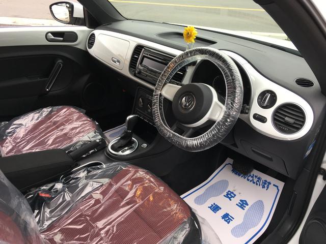ザ・ビートル ブロッサム　限定車　全国限定１５０台　１オーナー車　専用ブラック＆レッド２トーンシート　シートヒーター　プッシュスタート　スマートキー　フラワーベース　前後センサー　ＬＥＤ／ＨＩＤオートライト　純正アルミ（7枚目）