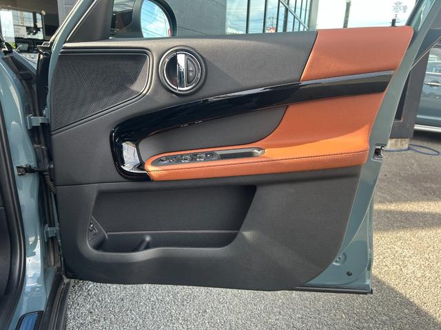 MINI クーパーSD クロスオーバー オール4 レザーシート シートヒーター 電動シート アップルカープレイ ETC2.0 リアカメラ PDC前後 衝突軽減ブレーキ ブラックエクステリア 18インチ 電動ゲート 社外地デジチューナー ドラレコ前後(21枚目)