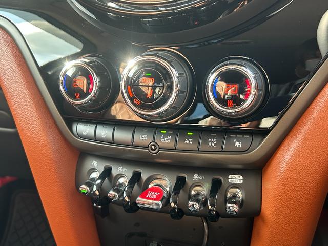 MINI クーパーSD クロスオーバー オール4 レザーシート シートヒーター 電動シート アップルカープレイ ETC2.0 リアカメラ PDC前後 衝突軽減ブレーキ ブラックエクステリア 18インチ 電動ゲート 社外地デジチューナー ドラレコ前後(36枚目)