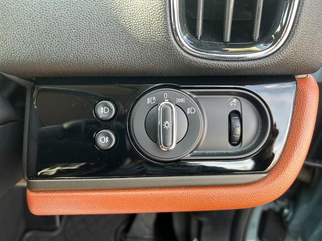 MINI クーパーSD クロスオーバー オール4 レザーシート シートヒーター 電動シート アップルカープレイ ETC2.0 リアカメラ PDC前後 衝突軽減ブレーキ ブラックエクステリア 18インチ 電動ゲート 社外地デジチューナー ドラレコ前後(37枚目)