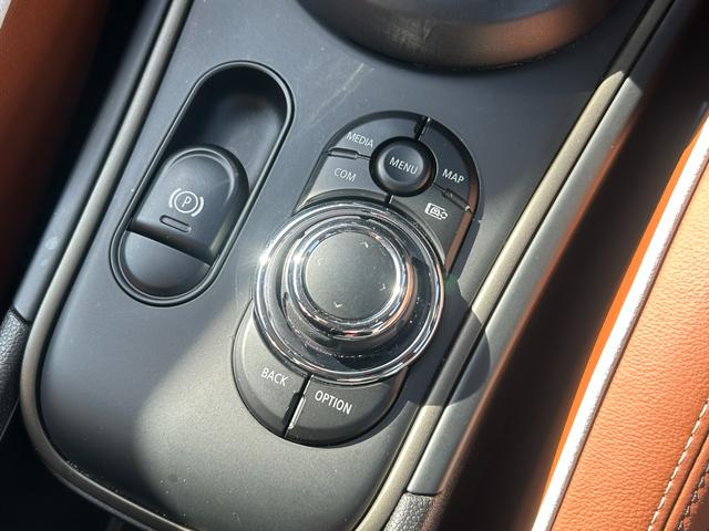 MINI クーパーSD クロスオーバー オール4 レザーシート シートヒーター 電動シート アップルカープレイ ETC2.0 リアカメラ PDC前後 衝突軽減ブレーキ ブラックエクステリア 18インチ 電動ゲート 社外地デジチューナー ドラレコ前後(39枚目)