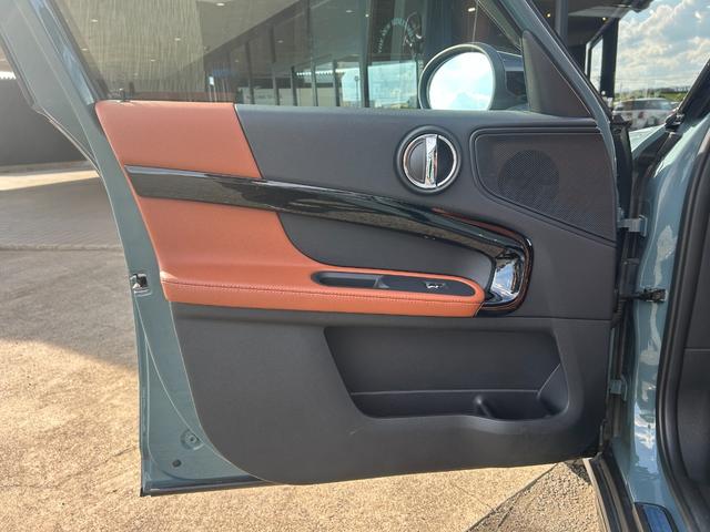 MINI クーパーSD クロスオーバー オール4 レザーシート シートヒーター 電動シート アップルカープレイ ETC2.0 リアカメラ PDC前後 衝突軽減ブレーキ ブラックエクステリア 18インチ 電動ゲート 社外地デジチューナー ドラレコ前後(51枚目)