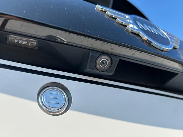 ＭＩＮＩ クーパーＤ　クロスオーバー　タッチパネルナビ　ＥＴＣ２．０　ＬＥＤヘッドライト　リアカメラ　ＰＤＣ前後　コンフォートアクセス　衝突軽減ブレーキ　ＡＣＣ　ＳＯＳコール　１８インチ　デジタルメーター　ヘッドアップディスプレイ（16枚目）