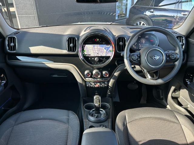 ＭＩＮＩ クーパーＤ　クロスオーバー　タッチパネルナビ　ＥＴＣ２．０　ＬＥＤヘッドライト　リアカメラ　ＰＤＣ前後　コンフォートアクセス　衝突軽減ブレーキ　ＡＣＣ　ＳＯＳコール　１８インチ　デジタルメーター　ヘッドアップディスプレイ（20枚目）