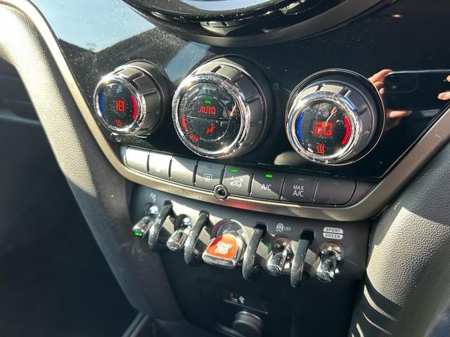 ＭＩＮＩ クーパーＤ　クロスオーバー　タッチパネルナビ　ＥＴＣ２．０　ＬＥＤヘッドライト　リアカメラ　ＰＤＣ前後　コンフォートアクセス　衝突軽減ブレーキ　ＡＣＣ　ＳＯＳコール　１８インチ　デジタルメーター　ヘッドアップディスプレイ（31枚目）