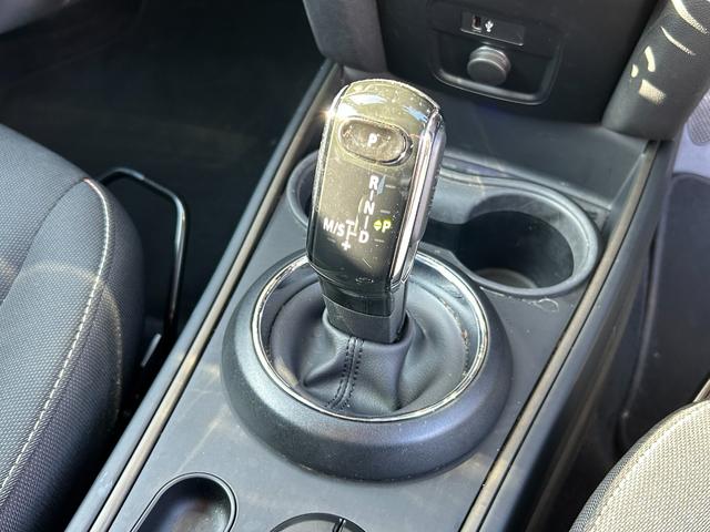 ＭＩＮＩ クーパーＤ　クロスオーバー　タッチパネルナビ　ＥＴＣ２．０　ＬＥＤヘッドライト　リアカメラ　ＰＤＣ前後　コンフォートアクセス　衝突軽減ブレーキ　ＡＣＣ　ＳＯＳコール　１８インチ　デジタルメーター　ヘッドアップディスプレイ（33枚目）