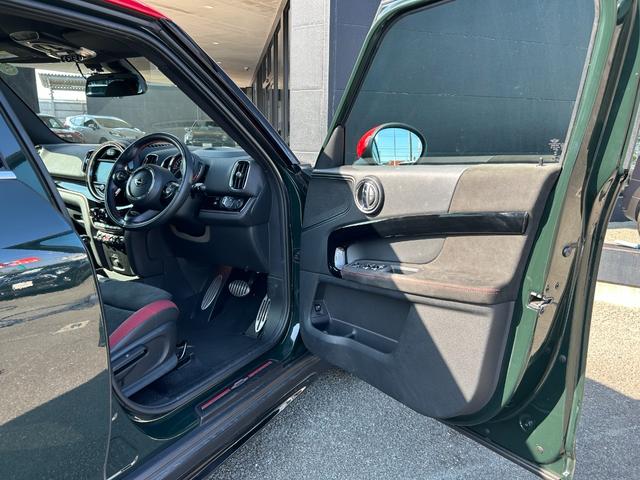 ＭＩＮＩ ジョンクーパーワークス　クロスオーバー　タッチパネルナビ　ＥＴＣ２．０　ＬＥＤライト　Ｒカメラ　ＰＤＣ前後　コンフォートアクセス　衝突軽減ブレーキ　ＡＣＣ　ＳＯＳコール　１９インチ　シートヒーター　ヘッドアップディスプレイ　ドラレコ前後（41枚目）