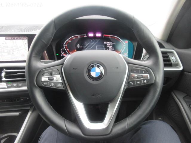 ステアリングスイッチにてオーディオやハンズフリー電話など操作が可能です。目線を動かさず操作可能です。