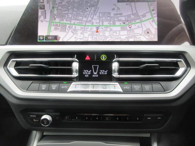 左右独立温度調整機能付き２ゾーンオートエアコン搭載。プログラマブル・ボタン