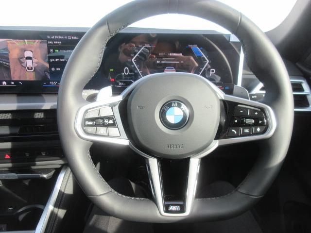 ステアリングスイッチにてオーディオやハンズフリー電話など操作が可能です。目線を動かさず操作可能です。