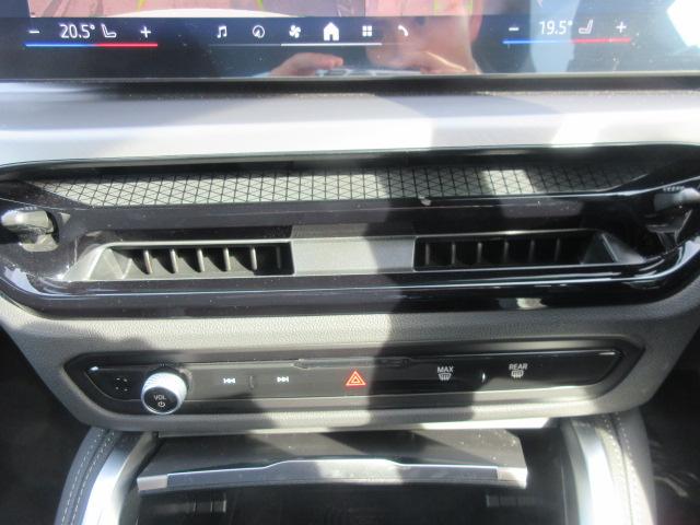 左右独立温度調整機能付き２ゾーンオートエアコン搭載。