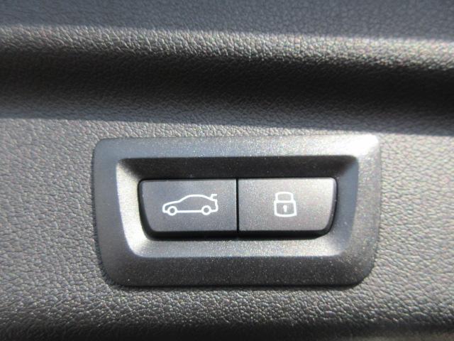 電動リアゲート装備です。バンパー下でのキックスイッチも装備されております。