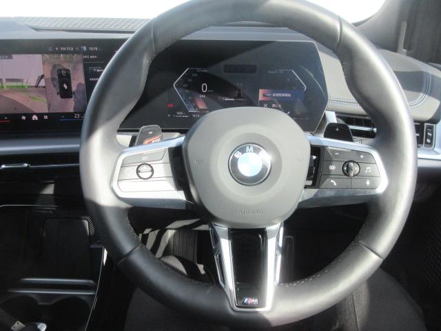 ステアリングスイッチにてオーディオやハンズフリー電話など操作が可能です。目線を動かさず操作可能です。