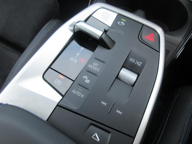 新たにスイッチ式のセレクトレバーを採用。