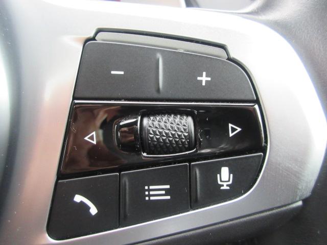 �X�e�A�����O�X�C�b�`�ɂăI�[�f�B�I��n���Y�t���[�d�b�ȂǑ��삪�\�ł��B�ڐ��𓮂���������\�ł��B