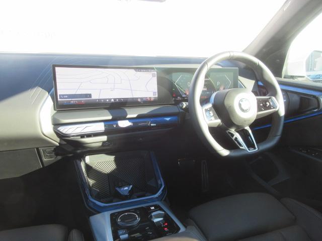 ���͋C�̂���C���p�l����ł��B�e�X�C�b�`�����삵�₷���z�����Ȃ���Ă���܂��B