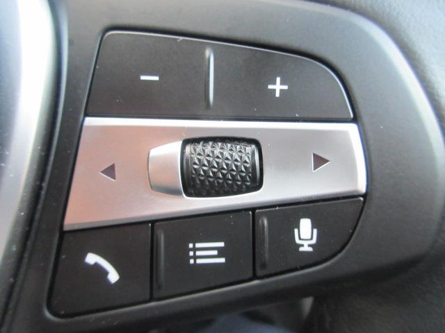 �X�e�A�����O�X�C�b�`�ɂăI�[�f�B�I��n���Y�t���[�d�b�ȂǑ��삪�\�ł��B�ڐ��𓮂���������\�ł��B