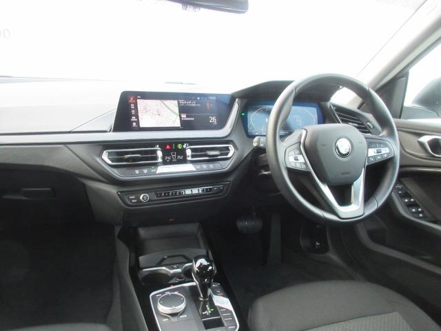 ���͋C�̂���C���p�l����ł��B�e�X�C�b�`�����삵�₷���z�����Ȃ���Ă���܂��B