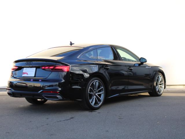 Ａ５スポーツバック ブラックスタイルプラス　コンフォートＰ　Ａｕｄｉ　ｒｉｎｇｓ＆ブラックスタイリングＰ　ワイヤレスチャージング　サラウンドビューカメラ／パークアシスト　電動リアゲート　マルチカラーアンビエントライト（4枚目）