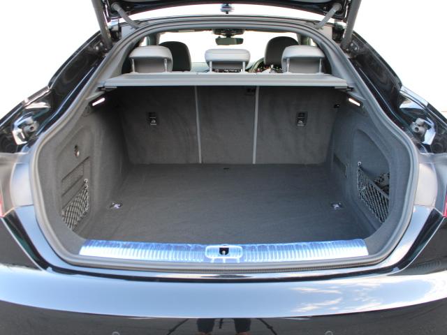 Ａ５スポーツバック ブラックスタイルプラス　コンフォートＰ　Ａｕｄｉ　ｒｉｎｇｓ＆ブラックスタイリングＰ　ワイヤレスチャージング　サラウンドビューカメラ／パークアシスト　電動リアゲート　マルチカラーアンビエントライト（6枚目）