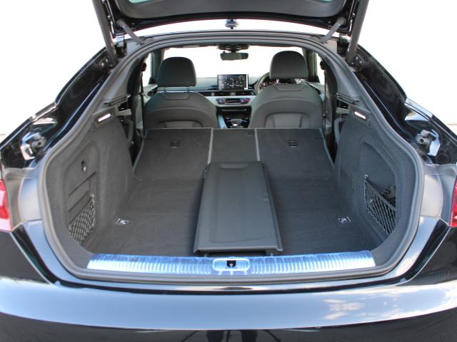 Ａ５スポーツバック ブラックスタイルプラス　コンフォートＰ　Ａｕｄｉ　ｒｉｎｇｓ＆ブラックスタイリングＰ　ワイヤレスチャージング　サラウンドビューカメラ／パークアシスト　電動リアゲート　マルチカラーアンビエントライト（7枚目）