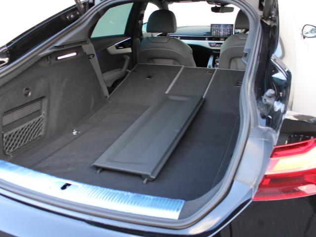 Ａ５スポーツバック ブラックスタイルプラス　コンフォートＰ　Ａｕｄｉ　ｒｉｎｇｓ＆ブラックスタイリングＰ　ワイヤレスチャージング　サラウンドビューカメラ／パークアシスト　電動リアゲート　マルチカラーアンビエントライト（8枚目）