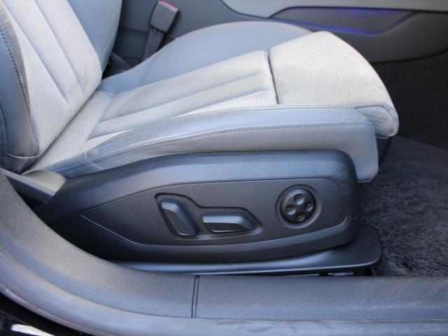 Ａ５スポーツバック ブラックスタイルプラス　コンフォートＰ　Ａｕｄｉ　ｒｉｎｇｓ＆ブラックスタイリングＰ　ワイヤレスチャージング　サラウンドビューカメラ／パークアシスト　電動リアゲート　マルチカラーアンビエントライト（17枚目）