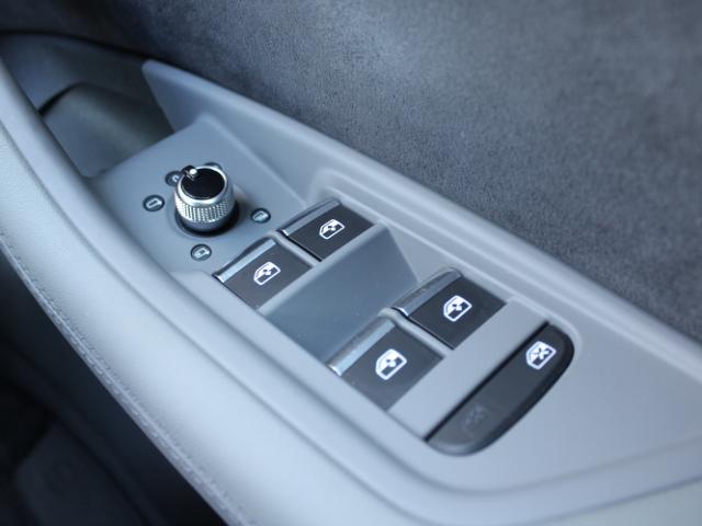 Ａ５スポーツバック ブラックスタイルプラス　コンフォートＰ　Ａｕｄｉ　ｒｉｎｇｓ＆ブラックスタイリングＰ　ワイヤレスチャージング　サラウンドビューカメラ／パークアシスト　電動リアゲート　マルチカラーアンビエントライト（31枚目）