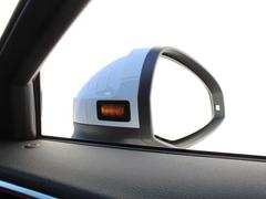 サイドアアシスト搭載。エクステリアミラーに内蔵されたＬＥＤを点灯しドライバーに警告、さらに車線変更しようとするとＬＥＤが点滅して警告します。 2