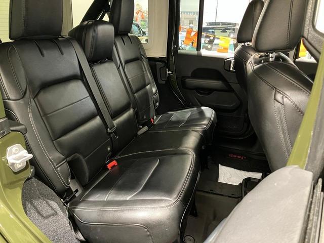 ジープ・ラングラーアンリミテッド サハラ・サージグリーン 特別仕様車 全国限定200台 ユーザー様下取車 V6エンジン レザーシート シートヒーター バックカメラ アップルカープレイ DSRC ACC BSM(19枚目)